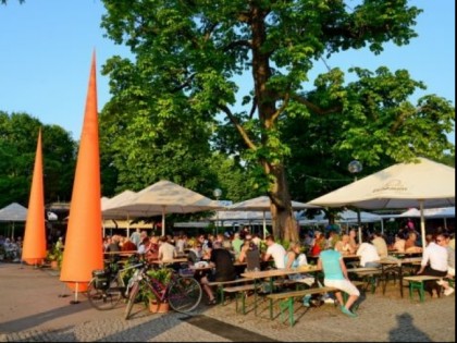 照片: Biergarten im Schlossgarten