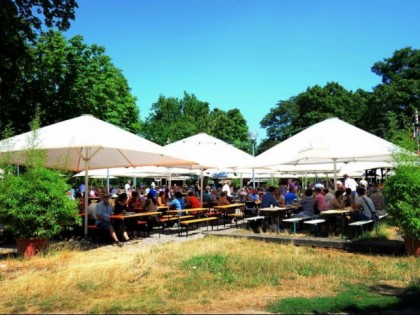 照片: Biergarten im Schlossgarten