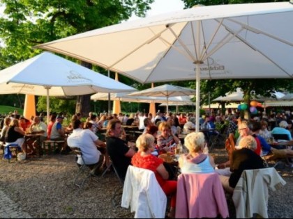 照片: Biergarten im Schlossgarten