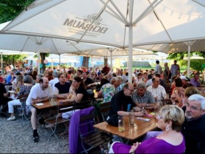 照片: Biergarten im Schlossgarten